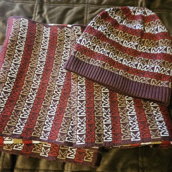 Michael Kors Hat Beanie And Scarf Set. Like New! - Picture 5 of 5